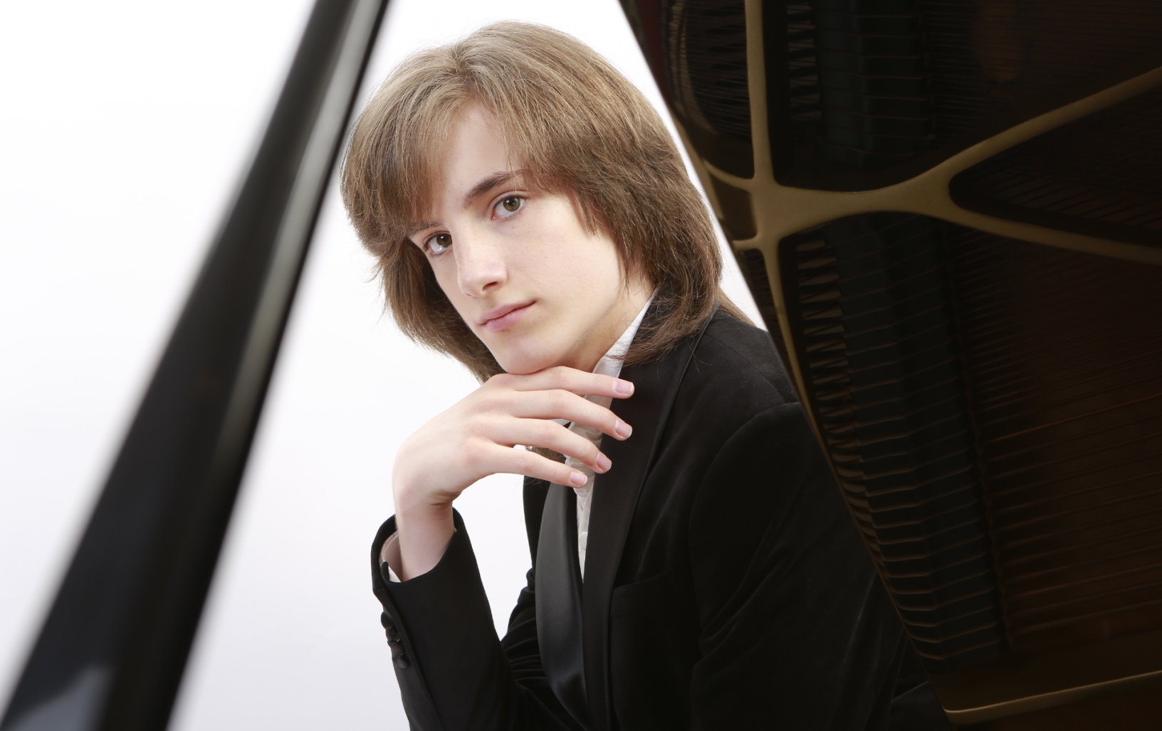 Talentu stulbinantis pianistas Yoavas Levanovas Vilniaus festivalyje skambins su Victorieno...